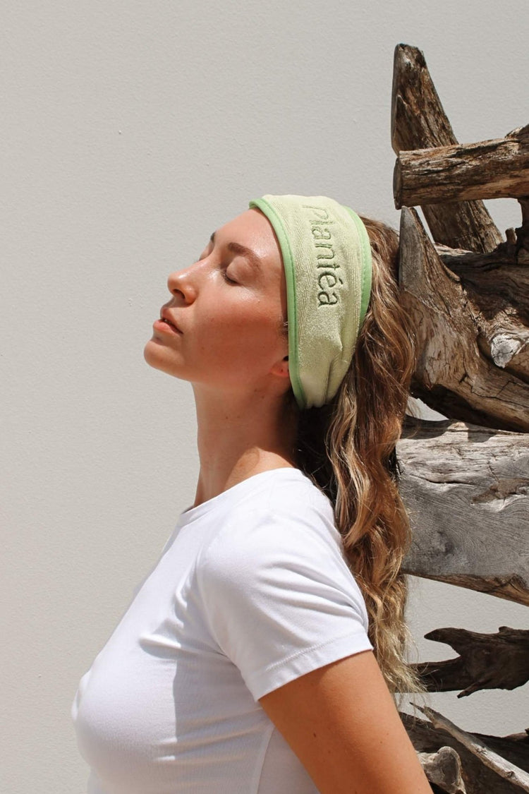 Our ultra-soft microfiber headband keeps hair out of your face during skincare and makeup routines.