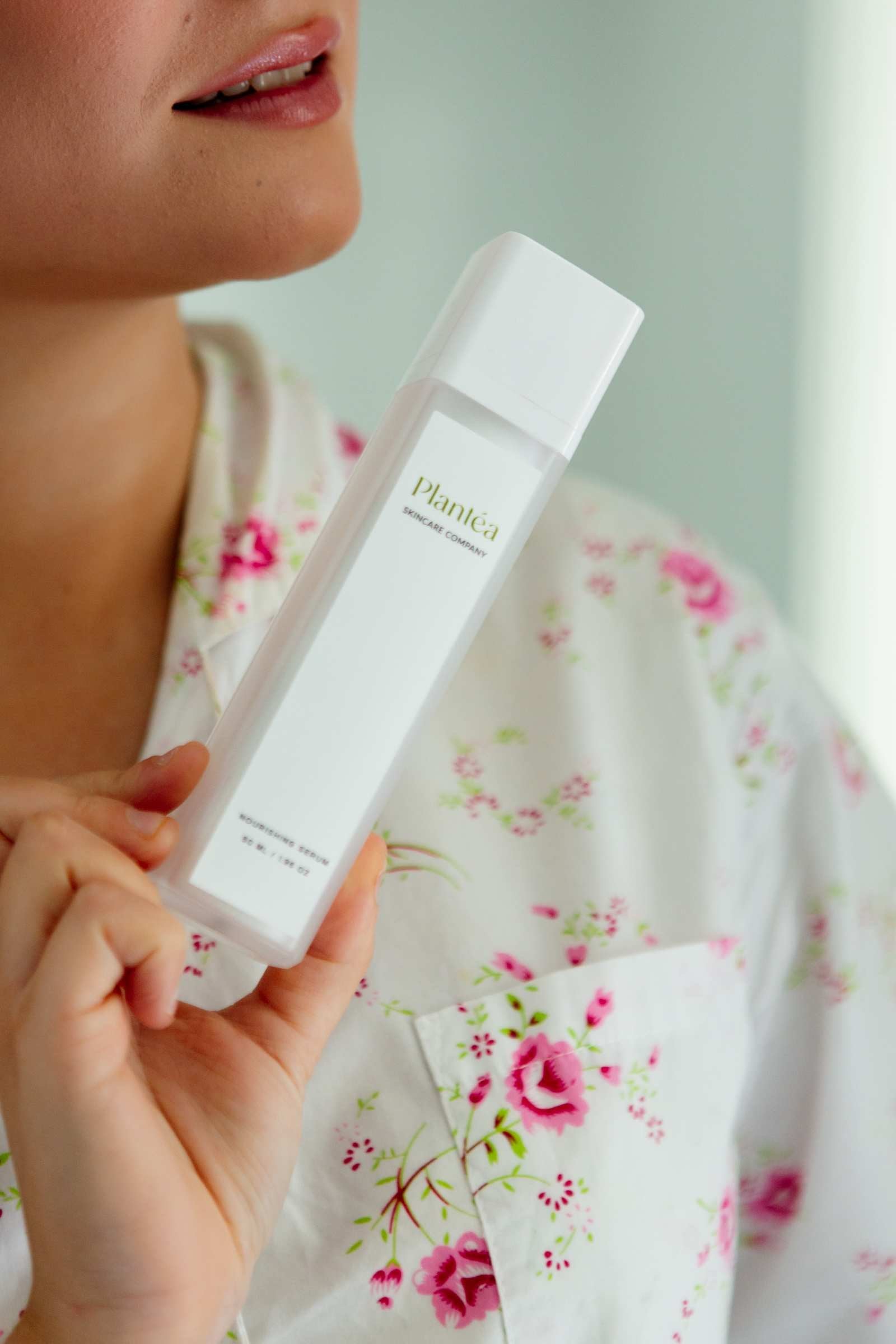 The key objective of this non-scented serum is nourishment and hydration. The formula moisturises and brightens your skin with an easily absorbed gel texture.